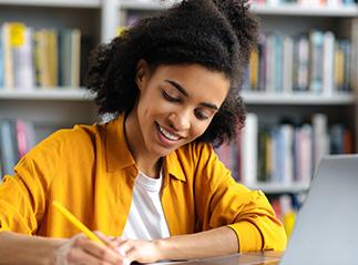 Estudantes escrevendo redações para o Concurso Cultural Eletricidade